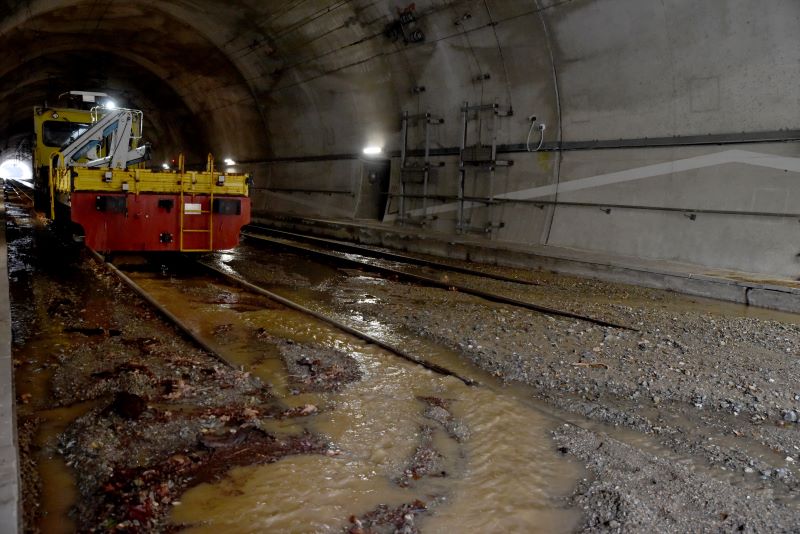 OΣΕ: Κλειστή παραμένει η σήραγγα στα Τέμπη